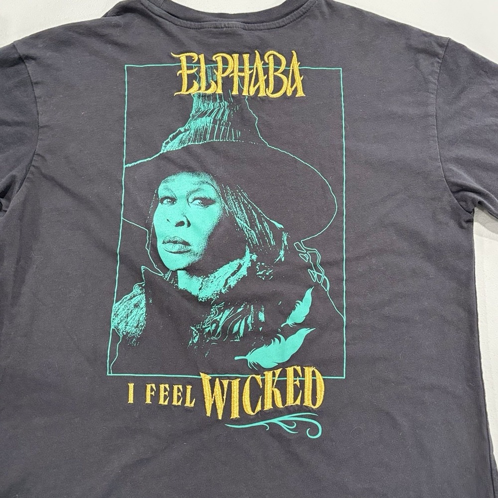 Wicked Movie Elphaba I Feel Wicked Embroidered Graphic Tee Mens XS Black Green